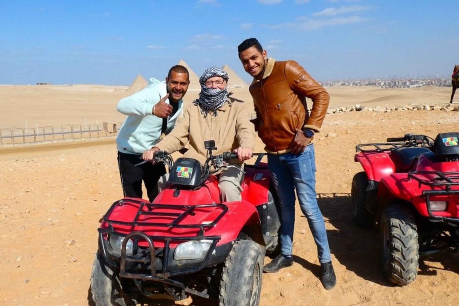 Il Cairo: tour privato in quad nel deserto con piramidi e tramonto
