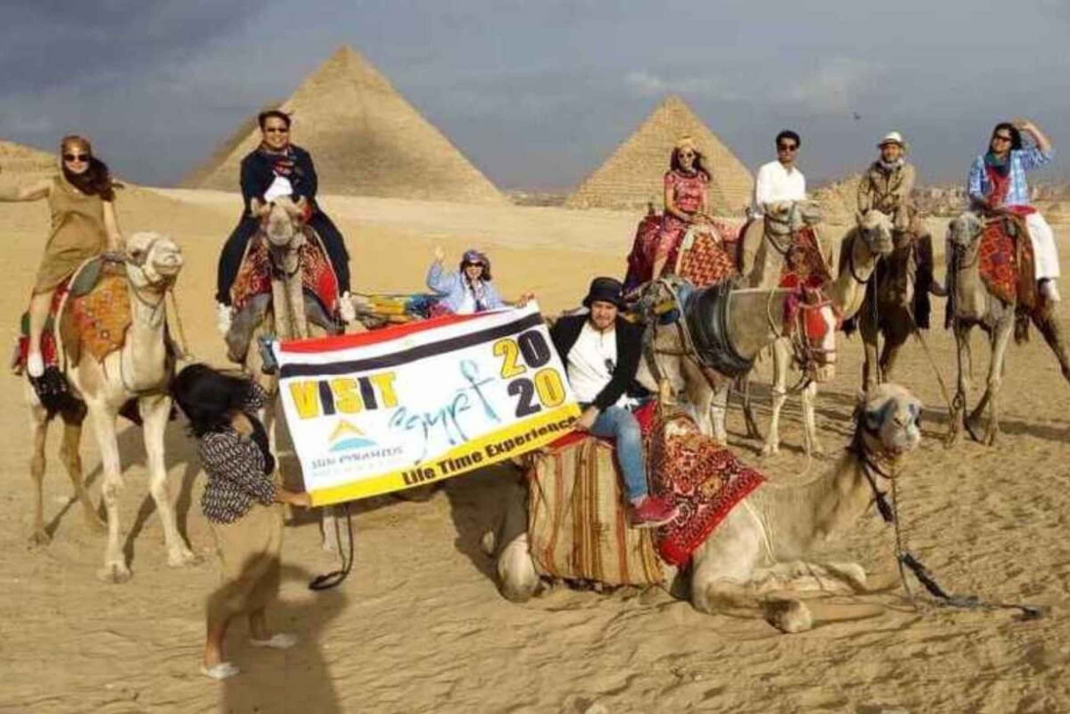 Fra Cairo: Kamel- eller ridetur rundt om pyramiderne i Giza
