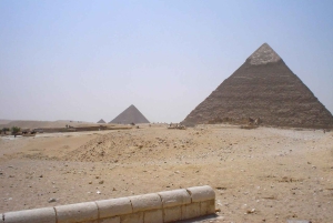 Fra El Sokhna Havn: Besøg ved pyramiderne i Giza og frokostkrydstogt på Nilen