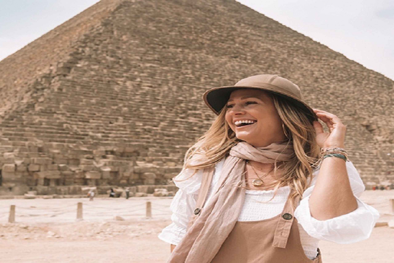 Von Hurghada aus: Private Tagestour durch Kairo mit Reiseführer, Mittagessen