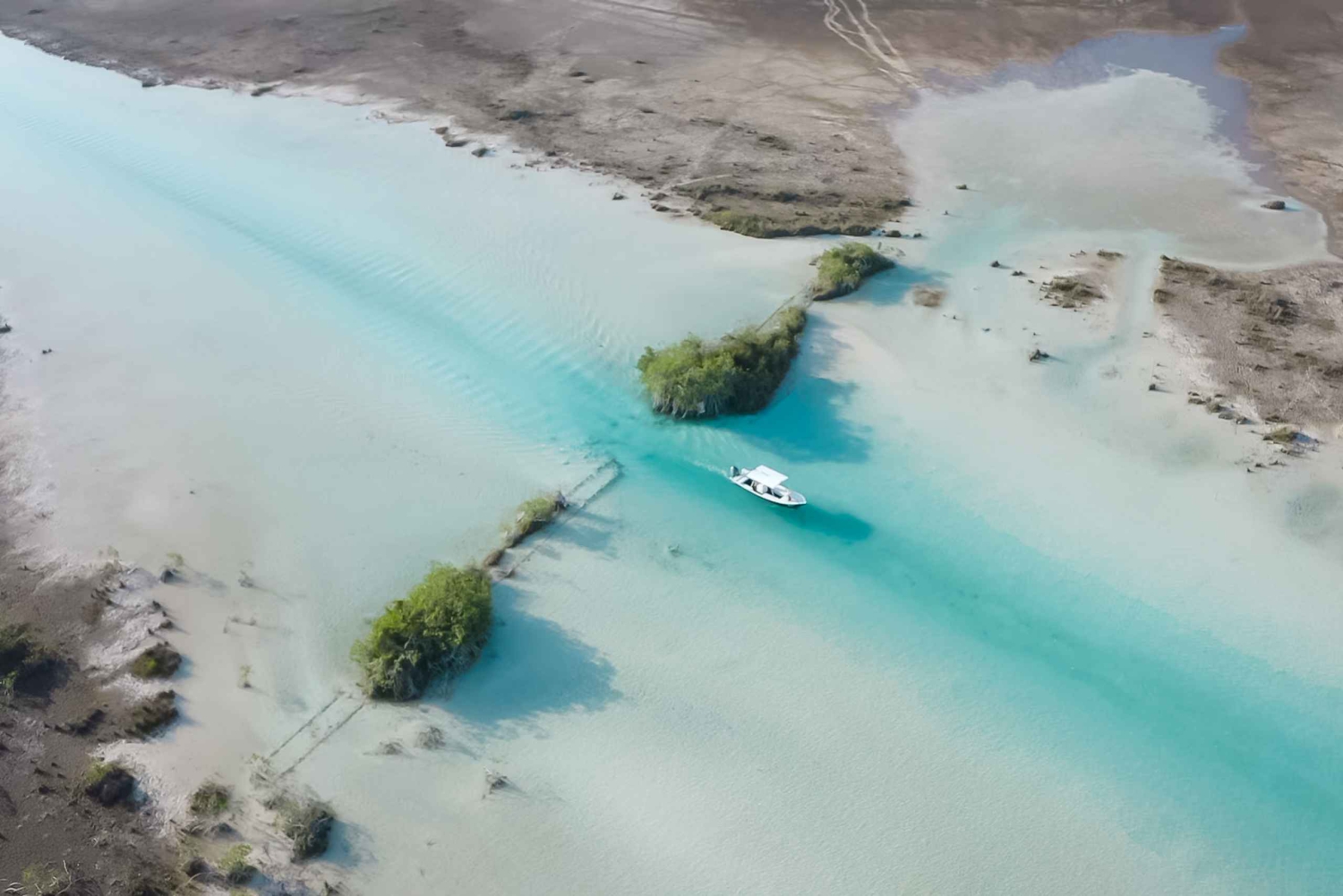 Bacalar: 3 Hour Boat Trip with Swimming & Drinks