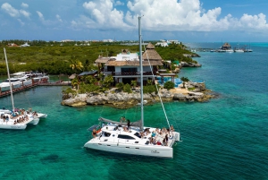 Cancún: Privat katamaran med åben bar og mulighed for snorkling
