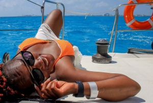 Cancún: Privat katamaran med åben bar og mulighed for snorkling
