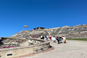 Cartagena: Historyczna wycieczka po mieście autobusem Chiva z przewodnikiem!