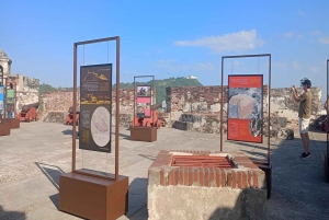 Cartagena: Historyczna wycieczka po mieście autobusem Chiva z przewodnikiem!