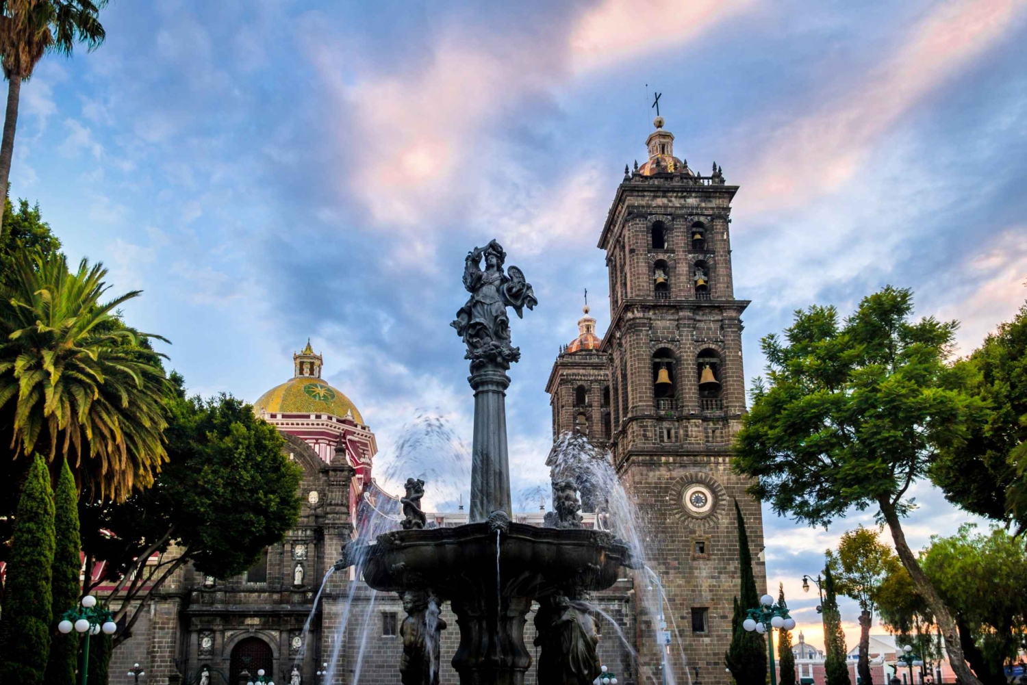 CDMX:stä: Puebla, Cholula ja Tonantzintla, valinnainen tyypillinen lounas