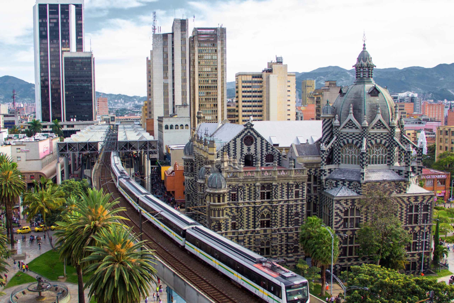 Medellín: Chiva-tour met Metrocable en tramritjes