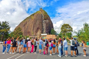 Medellín: Excursão a Guatapé com passeio de barco, pequeno-almoço, almoço e lhamas