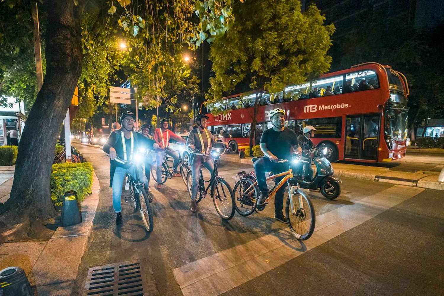 Visite nocturne à vélo de la cuisine de rue à Mexico