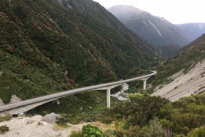 Arthurin sola: Castle Hill -päiväretki: TranzAlpine-juna ja Castle Hill -päiväretki