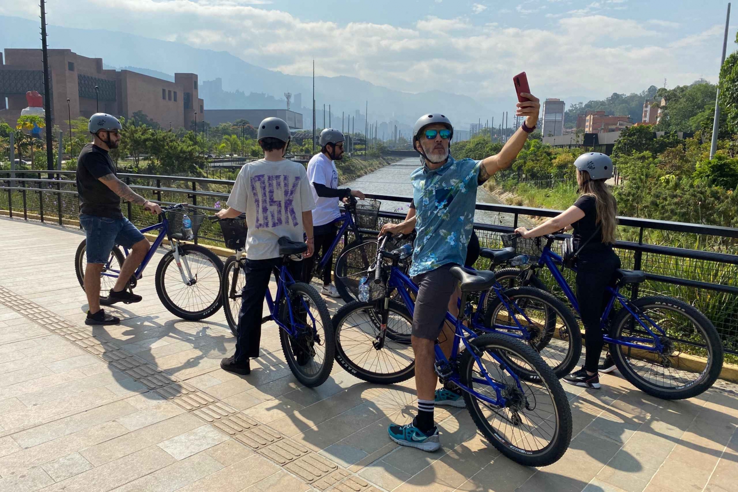 Cykeltur i Medellín med snacks och lokal öl