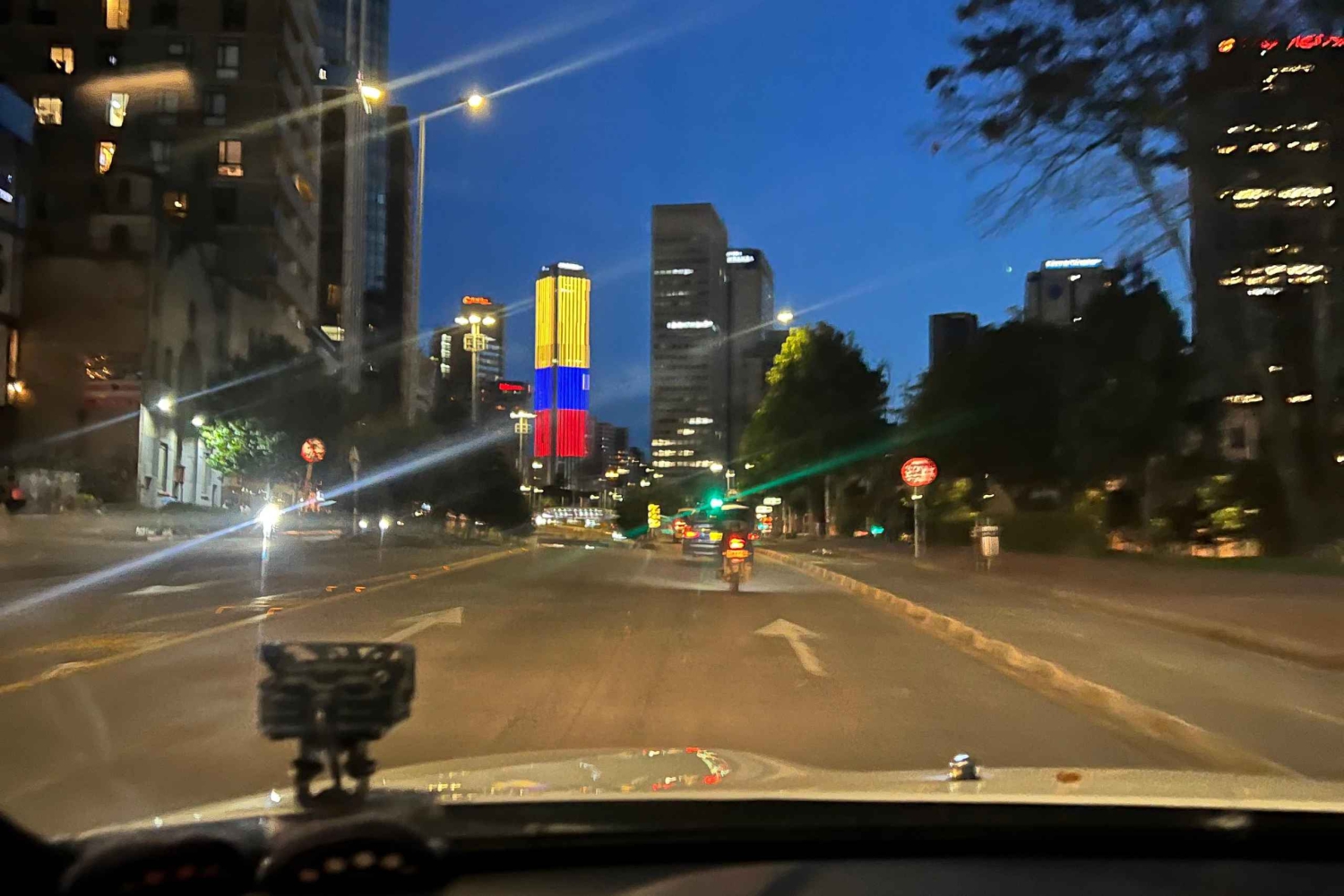 ボゴタ：夜の街を巡るガイド付きエクスプレスツアーをご案内します