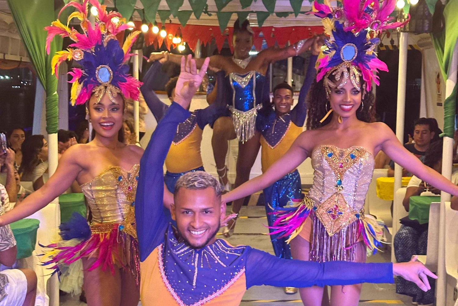 Cartagena: Baaitour met open bar en dansshow