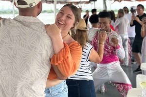 Cartagena: Passeio pela baía com bar aberto e espetáculo de dança