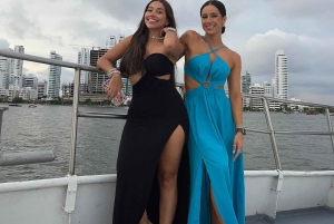 Cartagena: Passeio pela baía com bar aberto e espetáculo de dança