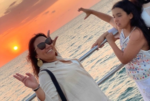 Cartagena: Passeio pela baía com bar aberto e espetáculo de dança