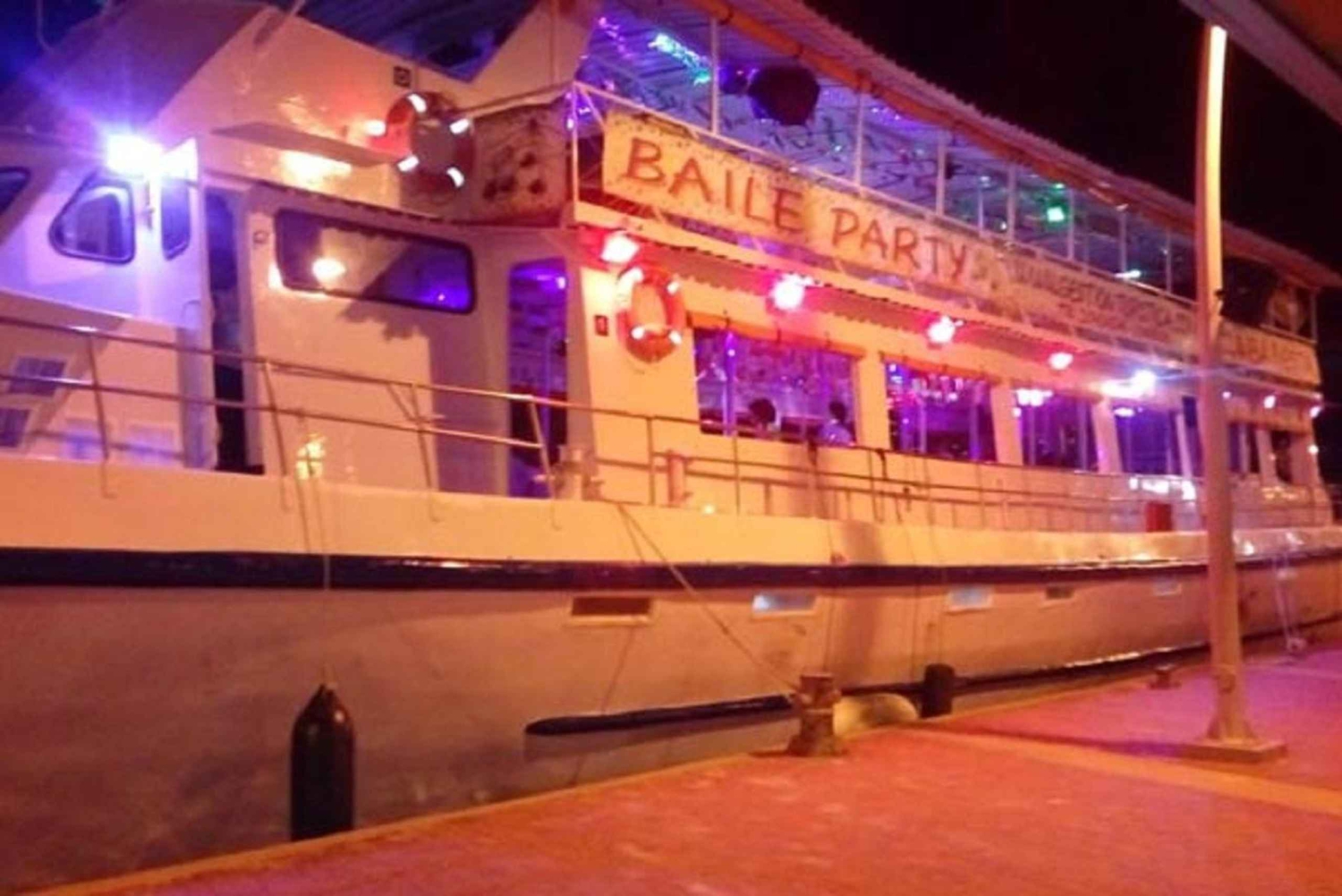 Cartagena: buffet & juhlailta, cocktaileja purjehdus lahdella.