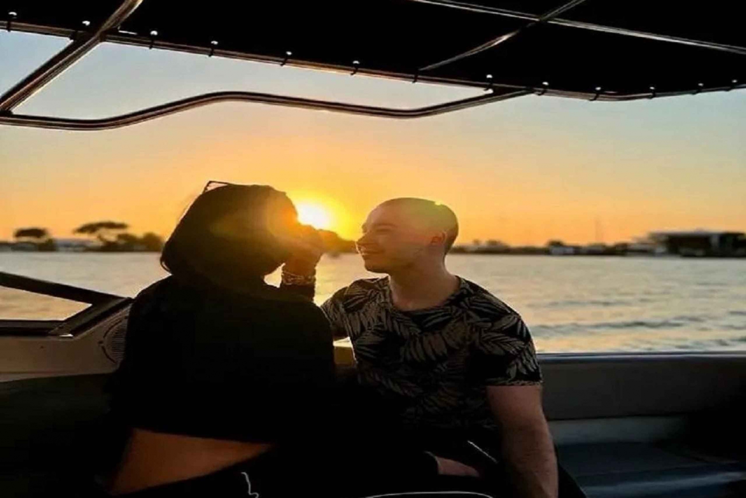 Cartagena: Sunset in boat in the bay with music and liquor