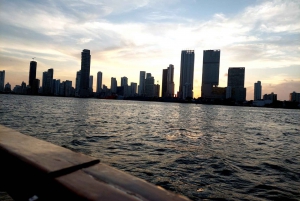 Картахена: VIP-тур по заливу на закате с открытым баром и клубом