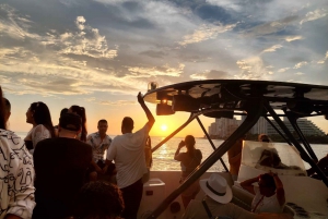 Картахена: VIP-тур по заливу на закате с открытым баром и клубом