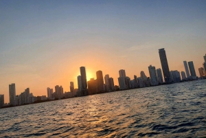 Картахена: VIP-тур по заливу на закате с открытым баром и клубом