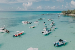 Cartagena: Party Boat til Cholon Beach med 2 drinks og frokost