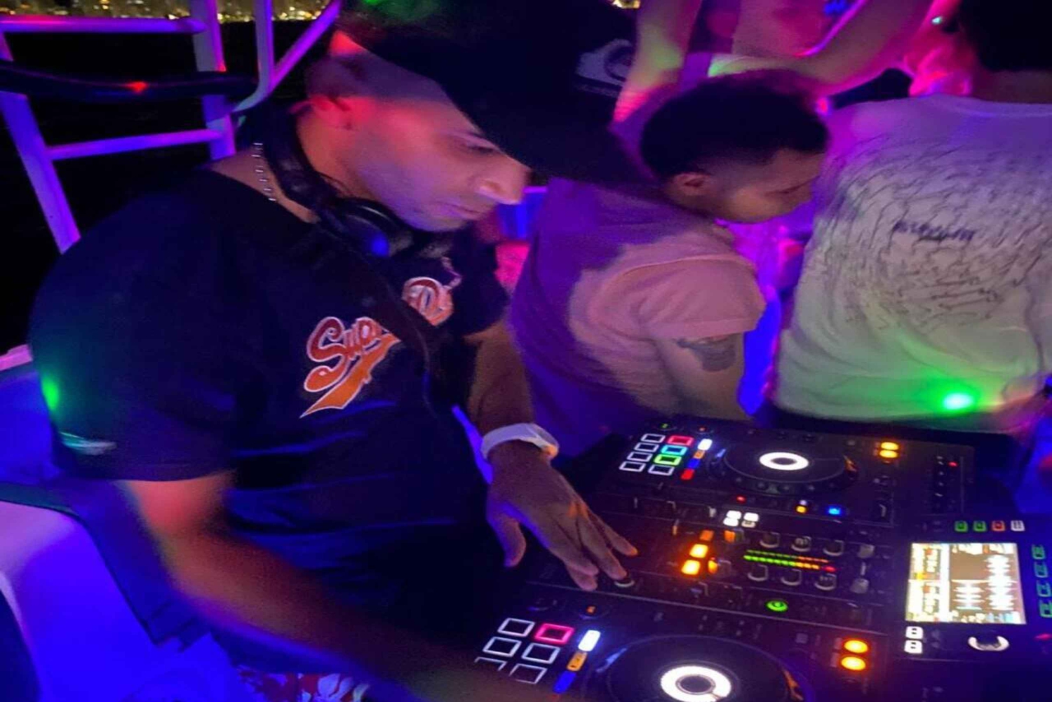 Cartagena: PartybayYacht avoin baari ja DJ mukana!