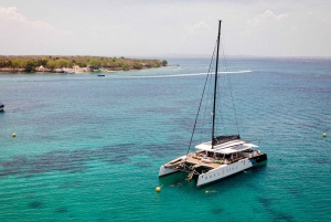 Cartagena: Rosario Islands Catamaran with Lunch and Snorkel
