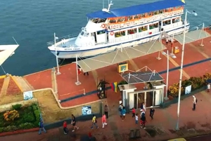 Cartagena: Solnedgang på båt i bukten med åpen bar og musikkshow!