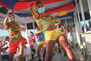 Cartagena: Solnedgang på båt i bukten med åpen bar og musikkshow!