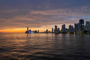 Cartagena: Solnedgang på båt i bukten med åpen bar og musikkshow!