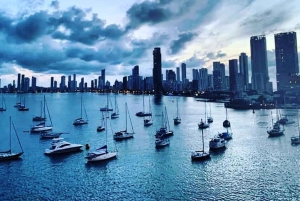 Cartagena: Solnedgang på båt i bukten med åpen bar og musikkshow!