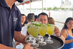 Cartagena: Solnedgang på båt i bukten med åpen bar og musikkshow!