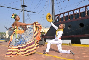 Cartagena: Solnedgang på båt i bukten med åpen bar og musikkshow!