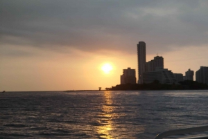 Картахена: VIP-тур по заливу на закате с открытым баром и клубом