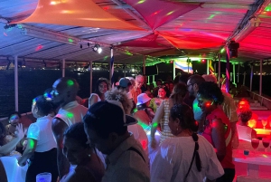 Cartagena: Wycieczka łodzią białą nocą z kolacją i otwartym barem