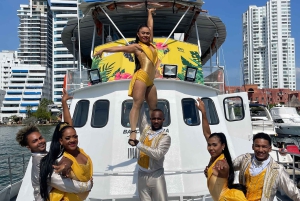 Cartagena: Wycieczka łodzią białą nocą z kolacją i otwartym barem