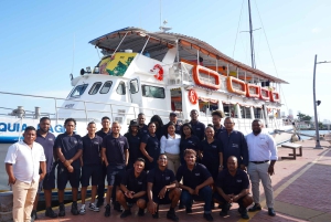 Cartagena: Wycieczka łodzią białą nocą z kolacją i otwartym barem