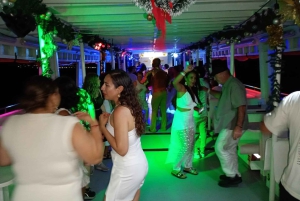 Cartagena: Wycieczka łodzią białą nocą z kolacją i otwartym barem
