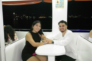 Cartagena: Wycieczka łodzią białą nocą z kolacją i otwartym barem