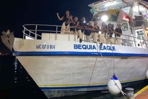 Cartagena: Wycieczka łodzią białą nocą z kolacją i otwartym barem