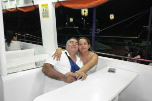 Cartagena: Wycieczka łodzią białą nocą z kolacją i otwartym barem