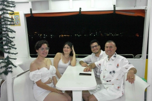 Cartagena: Wycieczka łodzią białą nocą z kolacją i otwartym barem