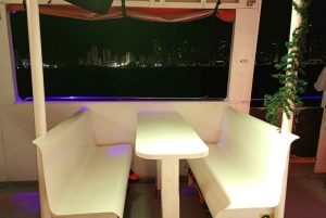 Cartagena: Wycieczka łodzią białą nocą z kolacją i otwartym barem
