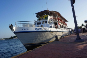 Cartagena: Wycieczka łodzią białą nocą z kolacją i otwartym barem