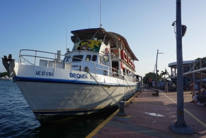 Cartagena: Wycieczka łodzią białą nocą z kolacją i otwartym barem