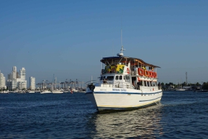 Cartagena: Wycieczka łodzią białą nocą z kolacją i otwartym barem