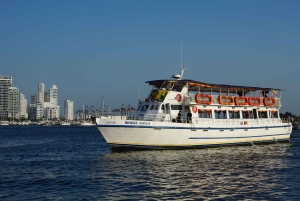 Cartagena: Wycieczka łodzią białą nocą z kolacją i otwartym barem