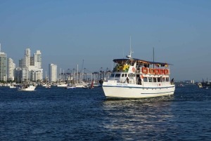 Cartagena: Wycieczka łodzią białą nocą z kolacją i otwartym barem