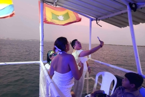 Cartagena: Wycieczka łodzią białą nocą z kolacją i otwartym barem